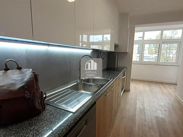 Apartamento T3 totalmente remodelado, na prestigiada Estrada da Luz