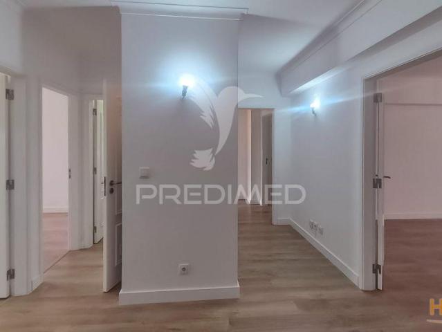 Apartamento T3 totalmente remodelado, situado na prestigiada Estrada da Luz, uma das zonas residenciais mais valorizadas e procuradas de Lisboa. | 26064084978