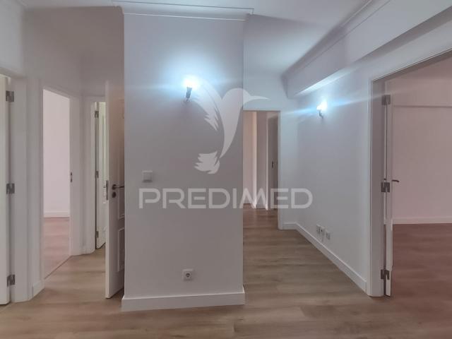 Apartamento T3 totalmente remodelado, situado na prestigiada Estrada da Luz, uma das zonas residenciais mais valorizadas e procuradas de Lisboa