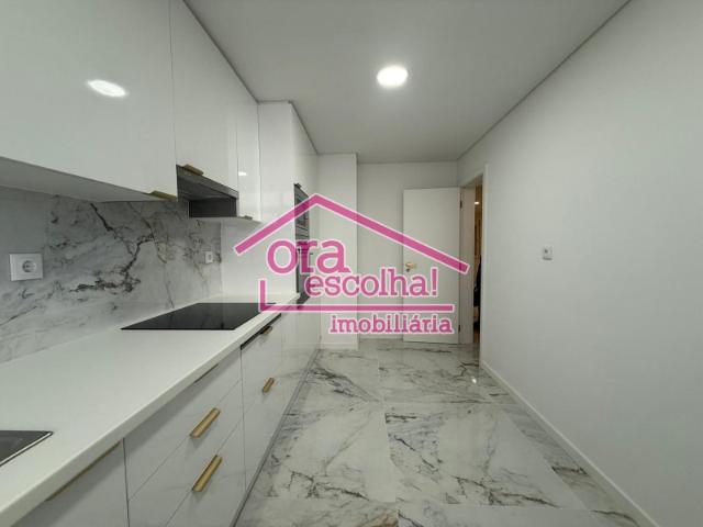 Apartamento T3 TOTALMENTE REMODELADO Rés do Chão alto com 100 m2 na Cruz de Pau!