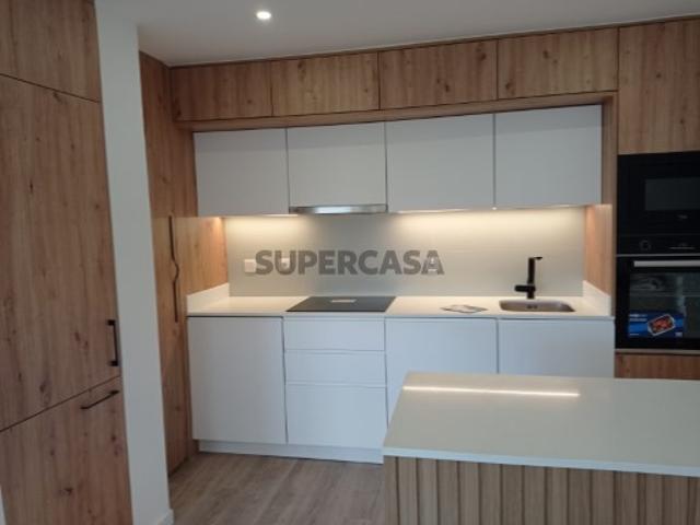 Apartamento T3, totalmente renovado, c/ varandas, na Avenida do Uruguai, Benfica