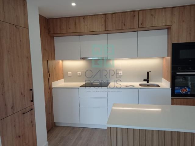 Apartamento T3, totalmente renovado, c/ varandas, na Avenida do Uruguai, Benfica