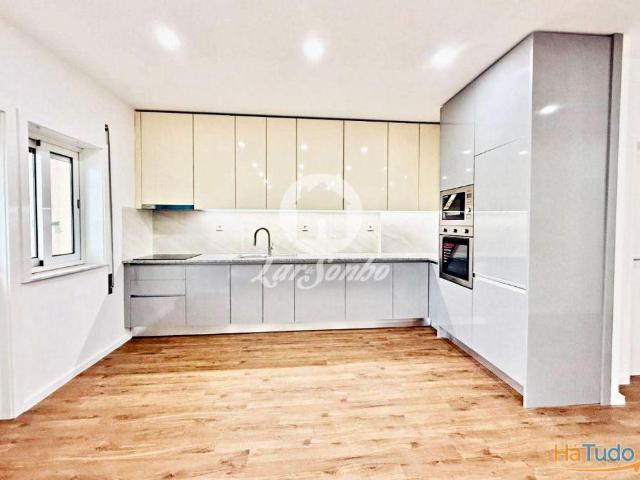 Apartamento T3, totalmente renovado, com Box, Águas Santas, Maia | 26064063301