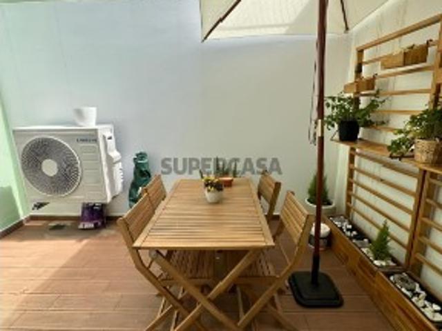APARTAMENTO T3 transformado em T2, com logradouro, Almada