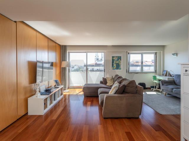 Apartamento T3 transformado em T2 no Lumiar para Arrendamento com lugar de parqueamento