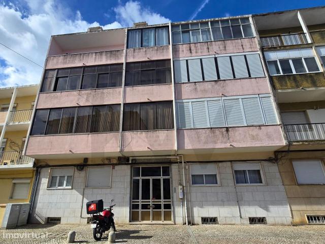 Apartamento T3, usado, para utilizao imediata, bem situado, solareng
