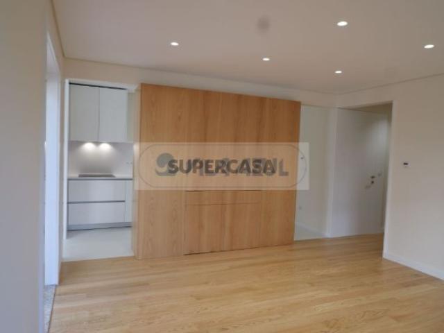 Apartamento T3 com Varanda, Terraço e Garagem na Boavista