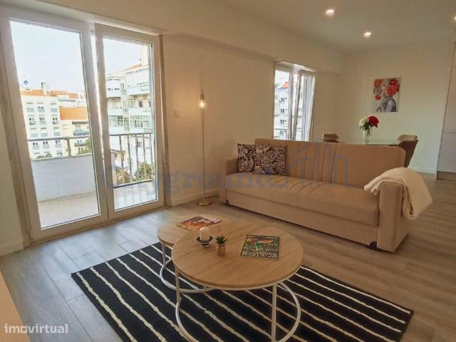 Apartamento T3 a estrear com varanda, junto ao metro do Colgio Mil.