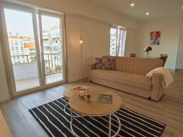 Apartamento T3 a estrear com varanda, junto ao metro do Colé. 101m² Benfica