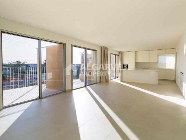 Apartamento T3 a estrear orientado a Sul, junto do Golfe em. 235m² Quarteira
