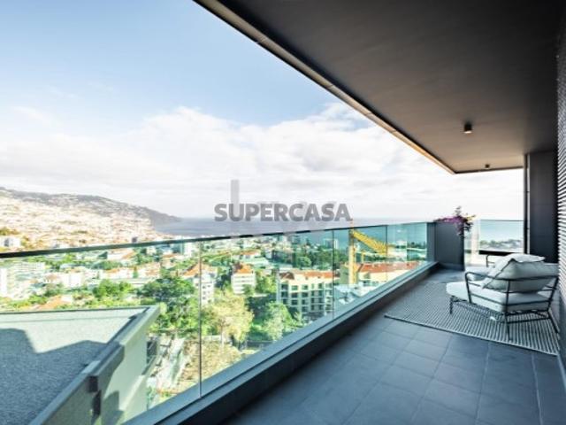 Apartamento T3 à venda na rua Velha da Ajuda