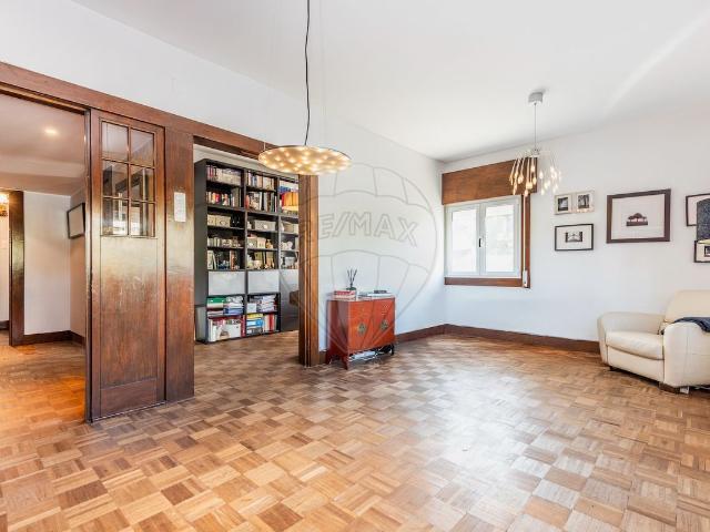 Apartamento T3 à venda em Restelo