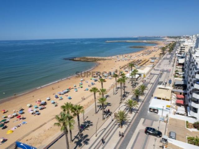 Apartamento T3 a 20 metros da praia e com uma maravilhosa vista mar, no calçadão de Quarteira