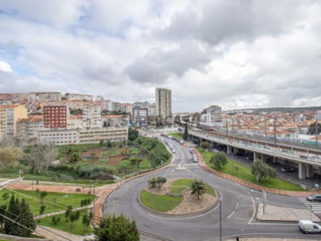 Apartamento T3 a 5 minutos da estacão de CP de Queluz Belas