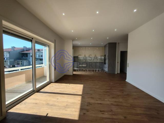 Apartamento T3 Águas Santas, primeiro piso, 3 frentes, garagem