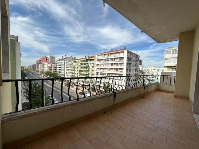 Apartamento T3 amplo e luminoso, na Av. de Roma