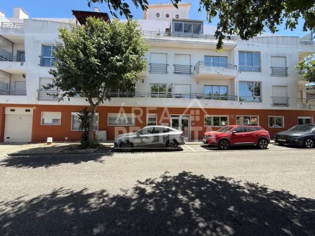 Apartamento T3 Amplo e Luminoso com Varandas, Elevador e Parqueamento em Mem Martins