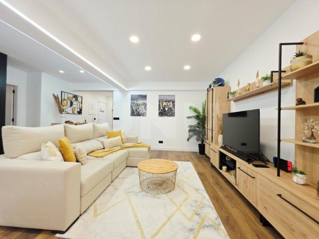 Apartamento T3 + arrecadação, totalmente remodelado, em Vale de Milhaços, Corroios, Seixal