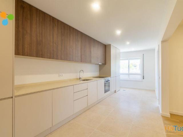 Apartamento T3 c/ Box e varanda, junto às faculdades | 26064091288