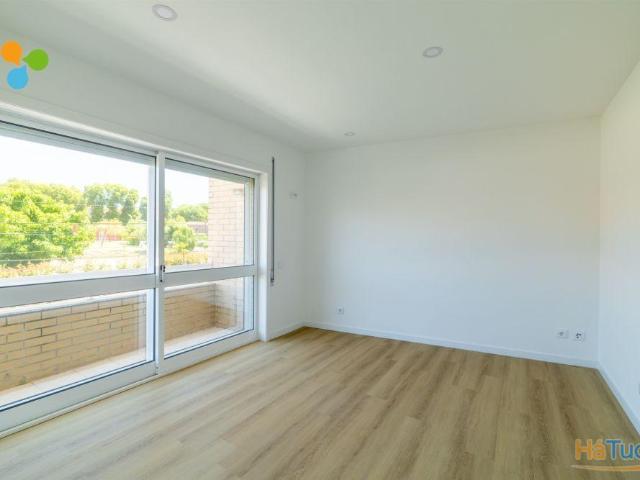 Apartamento T3 c/ Box e varanda, junto às faculdades | 26074091288