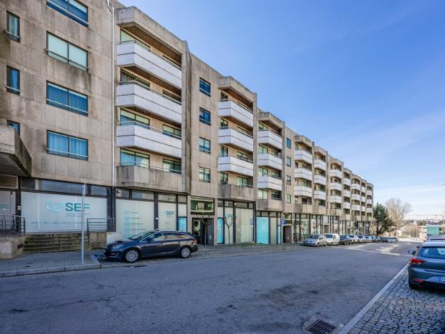 Apartamento T3 c/ duas frentes duas varandas c/ 160 m2 | Condomínio c/ zona verde e arborizada | Box fechada c/ mezzanine + lugar de garagem
