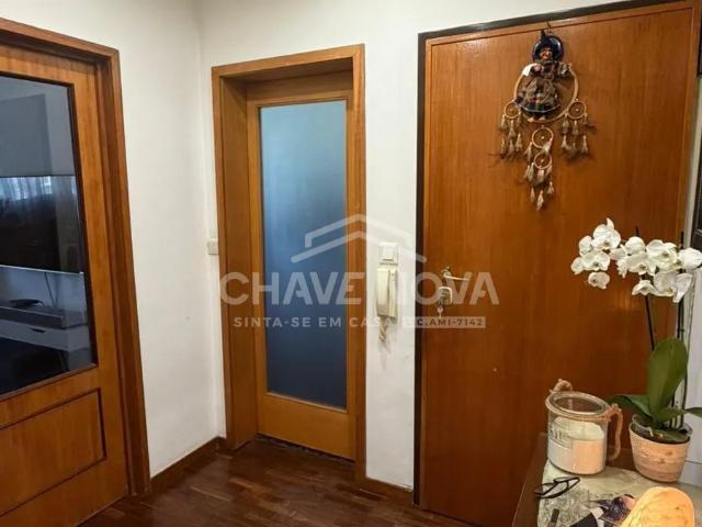 Apartamento T3 c/ excelente localização Junto ao Metro e da Piscina Municipal c/ garagem fechada + arrumos