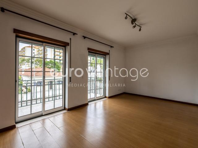 Apartamento T3 c/ Sótão & Parqueamento | Telheiro, Leiria