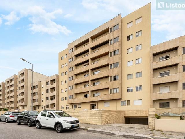 Apartamento T3 c/ Varanda e Garagem