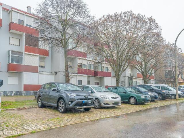 Apartamento T3 c/ Varanda, na Estrada do Ciprestes, Setbal