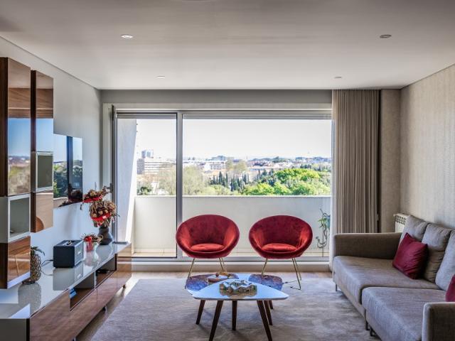 Apartamento T3 c/ 2 lugares de garagem + arrumo | Exposição solar Nascente | Duas varandas c/ 17 m2 | Paranhos Porto