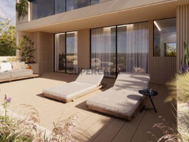 Apartamento T3 c/ 3 frentes 198 m2 | 3 Varandas com floreiras e churrasqueira + Terraço | Piscina c/ jardim | Box fechada | Centro de Rio Tinto