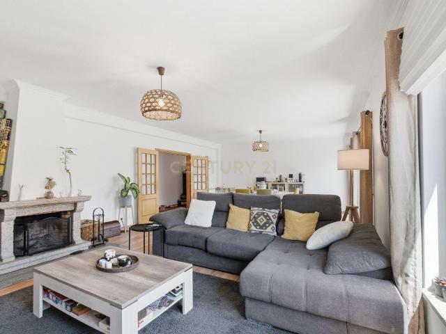 APARTAMENTO T3 CASAL DE CAMBRA GARAGEM E ARRECADAÇÃO