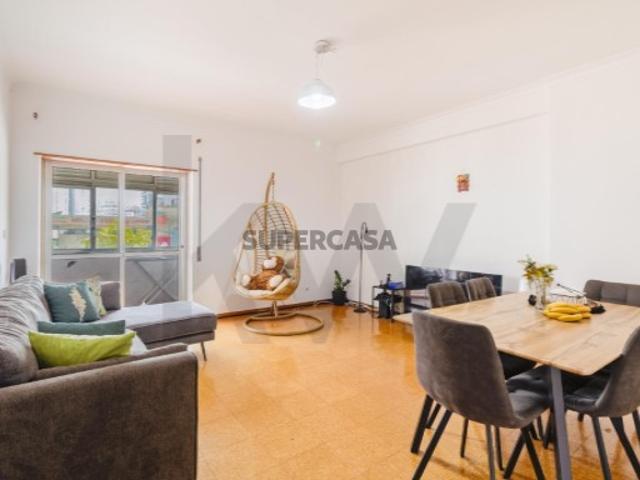 Apartamento T3 com 3 Varandas e Vista Desafogada no Laranjeiro O Seu Novo Lar na Margem Sul