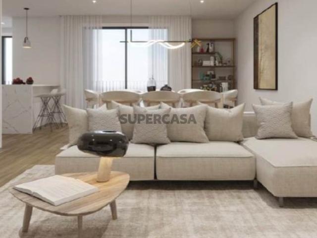Apartamento T3 com 3 suites e varanda na zona da Pícua