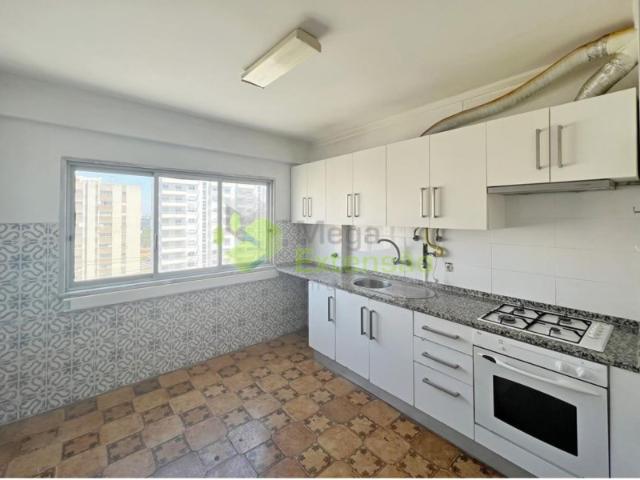 Apartamento T3, com 100 m² de área total, situado no Carregado, concelho de Alenquer