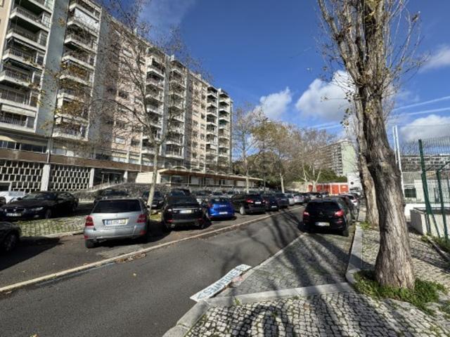 Apartamento T3 com 116 m2 de área bruta privativa e varanda de 3,9 m2 de área, localizado no emblemático Bloco das Águas Livres
