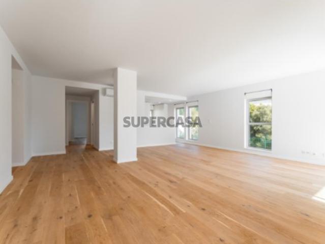 Apartamento T3, com 157 m2, virado a sul/norte, com vista sobre o Vale do Jamor, em Carnaxide