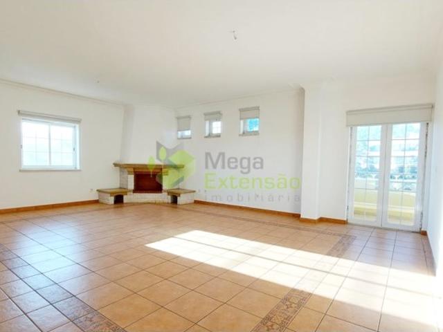 Apartamento T3, com 194 m2, em Condomínio Privado com Piscina, Sintra
