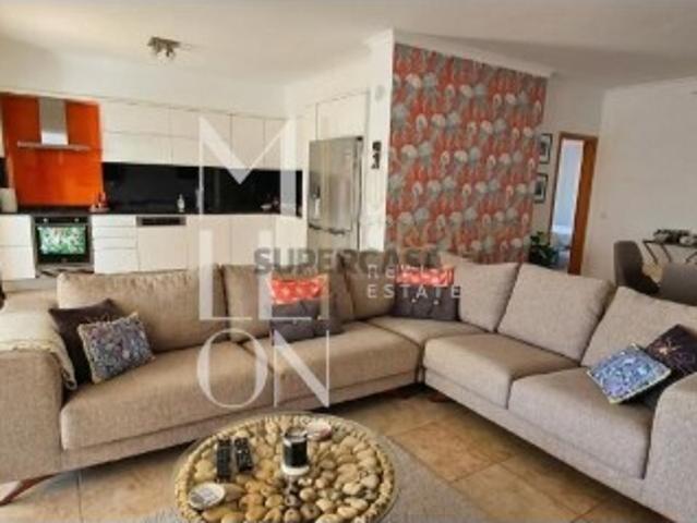 Apartamento T3 com 190m², localizado na Estrada de Porto de Mós nº23