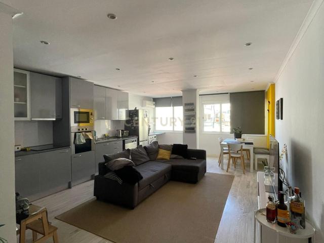 Apartamento T3 com 93m² Amora, Seixal Remodelado