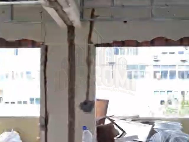Apartamento T3 com 97 m²+ 12 m² de varanda, em remodelação total. Situado em Benfica