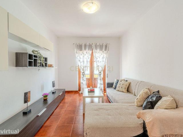 Apartamento T3 com Amplo Terrao Totalmente Renovado