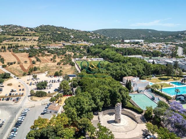 Apartamento T3 com amplas áreas, garagem, terraço, situado e. 125m² Loulé São Clemente