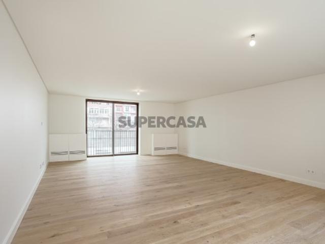 Apartamento T3 com área exterior e garagem no Areeiro, Lisboa