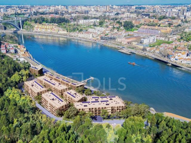 Apartamento T3 com área exterior, junto ao Rio Douro