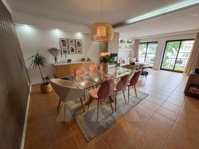 Apartamento T3 com áreas generosas, remodelação moderna e garagem fechada!