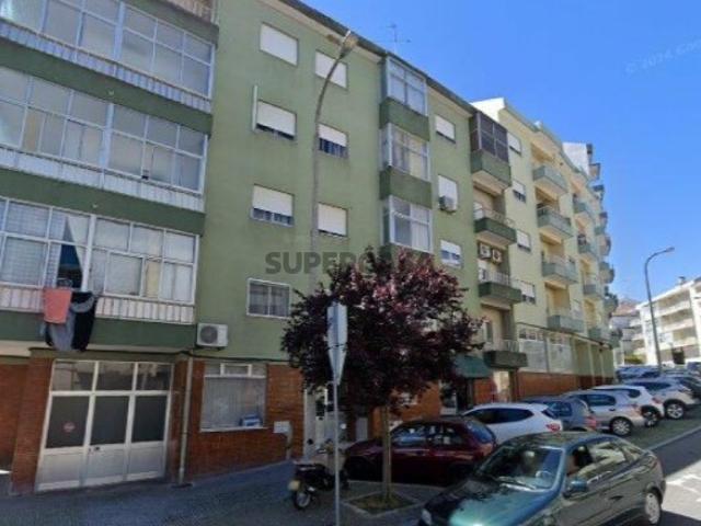 Apartamento T3 Remodelado com Varanda