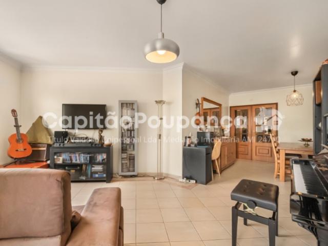 Apartamento T3 com arrecadação