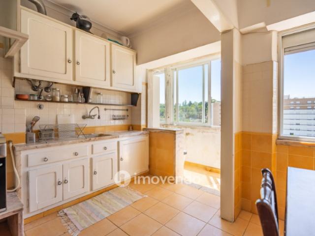 Apartamento T3, com arrecadação e boas áreas, na Estrada da Luz