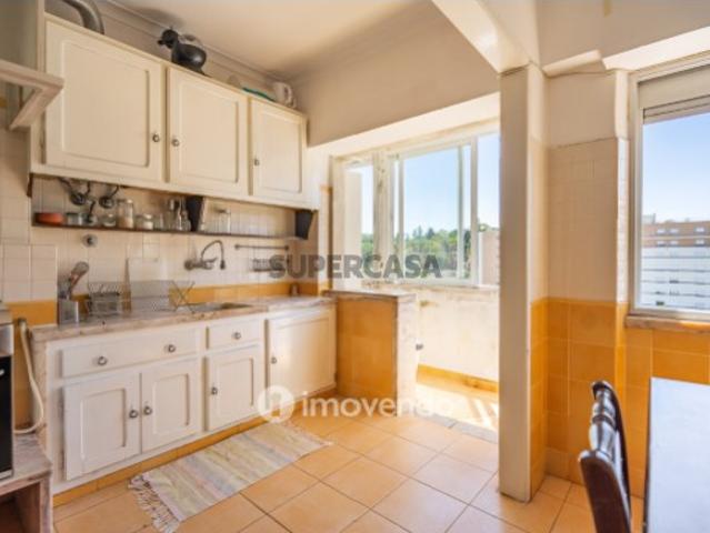 Apartamento T3, com arrecadação e boas áreas, na Estrada da Luz